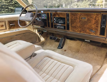 Interior 1985 Buick Riviera (4E Z57)