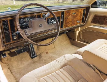 Interior 1985 Buick Riviera (4E Z57)