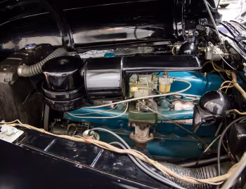 Bajo el capó 1946 Buick Roadmaster Sedanet (76S-4707)