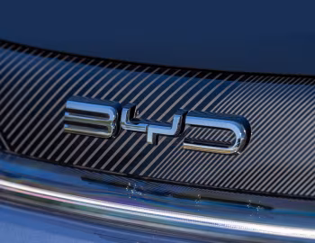 Logotipo BYD Dolphin [UK-spec] '2023–pr.
