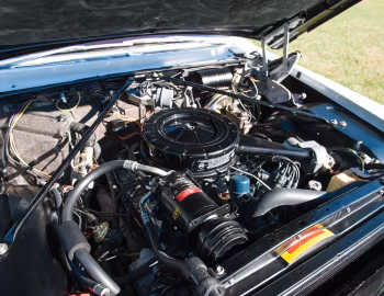 Bajo el capó 1967 Cadillac DeVille Convertible (68367-F)