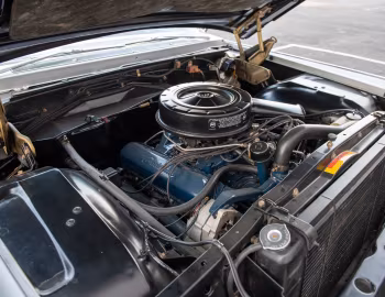 Bajo el capó 1965 Cadillac DeVille Convertible (65-683 68367-F)