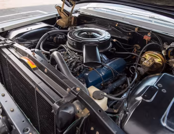 Bajo el capó 1965 Cadillac DeVille Convertible (65-683 68367-F)
