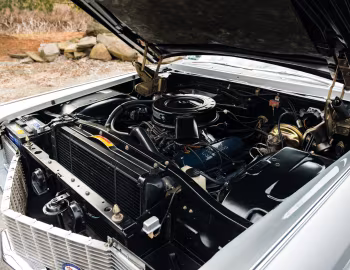 Bajo el capó 1965 Cadillac DeVille Convertible (65-683 68367-F)