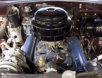 Bajo el capó 1949 Cadillac Fleetwood Sixty Special (6069X)
