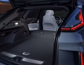 Ambos 2023–pr. Cadillac Lyriq Luxury [North America] '03.2022–pr.