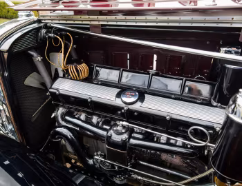 Bajo el capó 1930 Cadillac V16 452 Club Sedan by Fleetwood (4361-S)