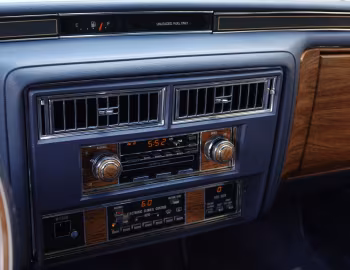 Interior 1984 Cadillac Sedan de Ville (6D-M69) '09.1983–84