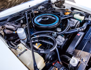 Под капотом 1977 Cadillac Seville (6K S69)