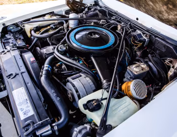 Bajo el capó 1977 Cadillac Seville (6K S69)