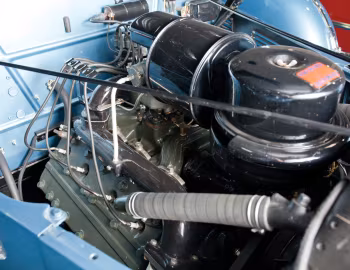 Bajo el capó 1940 Cadillac Sixty Special (6019S)