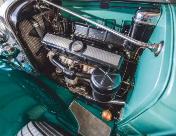 Bajo el capó 1931 Cadillac V12 370-A 5-passenger Sedan by Fisher (31159)