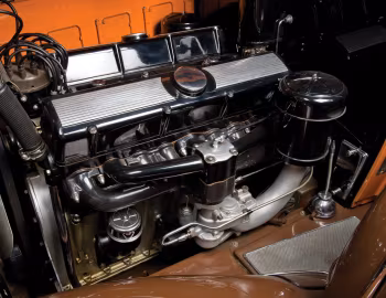 Bajo el capó 1931 Cadillac V12 370-A All Weather Phaeton by Fleetwood