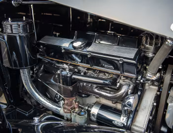 Bajo el capó 1933 Cadillac V12 370-C Town Sedan by Fisher (33-12-252)