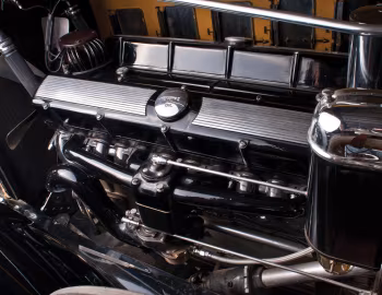 Bajo el capó 1930 Cadillac V16 452-A "Madame X" Club Sedan by Fleetwood