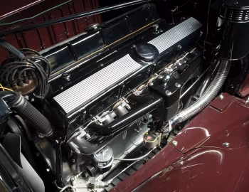 Bajo el capó 1932 Cadillac V16 452-B 5-passenger Sedan by Fleetwood (5130-S)