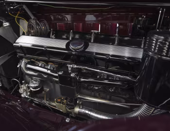 Bajo el capó 1932 Cadillac V16 452-B 5-passenger Sedan by Fleetwood (5130-S)