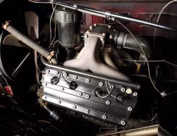 Bajo el capó 1933 Cadillac V8 355-C 5-passenger Sedan by Fisher (33-8-252)