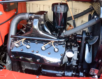 Bajo el capó 1932 Cadillac V8 355-B 2/4-passenger Roadster by Fisher (32-8-155)