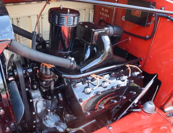 Bajo el capó 1932 Cadillac V8 355-B 2/4-passenger Roadster by Fisher (32-8-155)