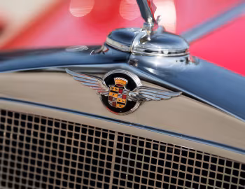 Logotipo 1932 Cadillac V8 355-B 2/4-passenger Roadster by Fisher (32-8-155)