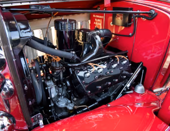 Bajo el capó 1932 Cadillac V8 355-B 2/4-passenger Roadster by Fisher (32-8-155)