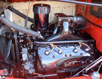 Bajo el capó 1932 Cadillac V8 355-B 2/4-passenger Roadster by Fisher (32-8-155)