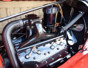 Bajo el capó 1932 Cadillac V8 355-B 2/4-passenger Roadster by Fisher (32-8-155)