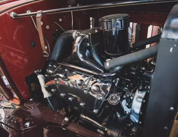 Bajo el capó 1932 Cadillac V8 355-B 5-passenger Coupe by Fisher (32-8-272)