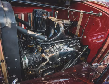Bajo el capó 1932 Cadillac V8 355-B 5-passenger Coupe by Fisher (32-8-272)