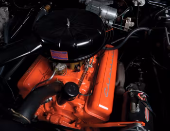 Bajo el capó 1957 Chevrolet Bel Air Sport Coupe (2454-1037D)