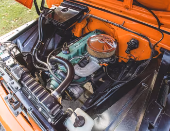 Bajo el capó 1964 Chevrolet K10 Fleerside Pickup Truck (K1534)