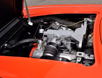 Sous la capuche 1958 Chevrolet Corvette 283/290 HP Fuel Injection ''Signet Red'' (J800-867)