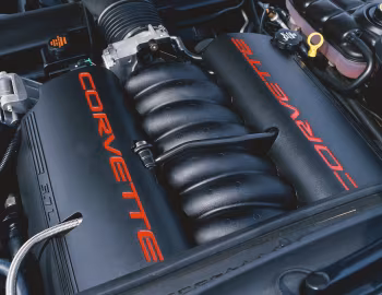 Sob o capô Chevrolet Corvette Convertible "50th Anniversary" [Worldwide] (C5) '2002–03