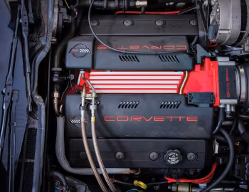 Sob o capô 1996 Chevrolet Corvette Grand Sport Coupe (1YY07)