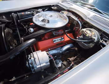 Bajo el capó 1963 Chevrolet Corvette Sting Ray L75 Sport Coupe (837)