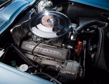 Sob o capô 1964 Chevrolet Corvette Sting Ray L76 Convertible (0800-67)