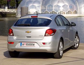 Chevrolet Cruze Hatchback [Worldwide] (J300) '2011–12