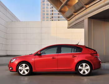 Chevrolet Cruze Hatchback [Worldwide] (J300) '2011–12