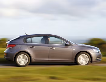 Chevrolet Cruze Hatchback [UK-spec] (J300) '2011–12