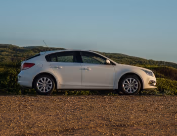 Chevrolet Cruze Hatchback [South Africa] (J300) '2015–17