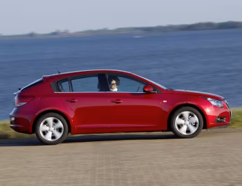 Chevrolet Cruze Hatchback [Worldwide] (J300) '2011–12