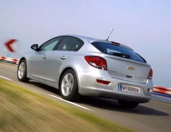Chevrolet Cruze Hatchback [Worldwide] (J300) '2011–12
