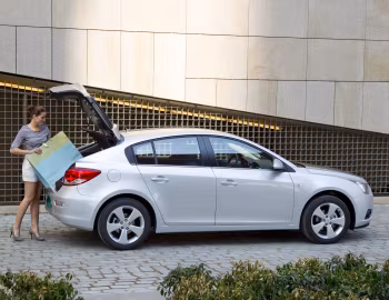 Chevrolet Cruze Hatchback [Worldwide] (J300) '2011–12