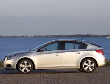 Chevrolet Cruze Hatchback [Worldwide] (J300) '2011–12