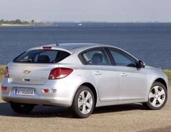 Chevrolet Cruze Hatchback [Worldwide] (J300) '2011–12