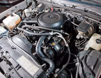 Bajo el capó 1984 Chevrolet El Camino