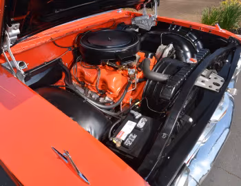 Bajo el capó 1960 Chevrolet Impala Convertible