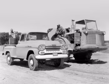 1958 Chevrolet-NAPCO Apache 36 Stepside Pickup Truck (3Е-3654)
