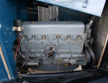 Bajo el capó 1929 Chevrolet International Stakebed Truck (LQ)